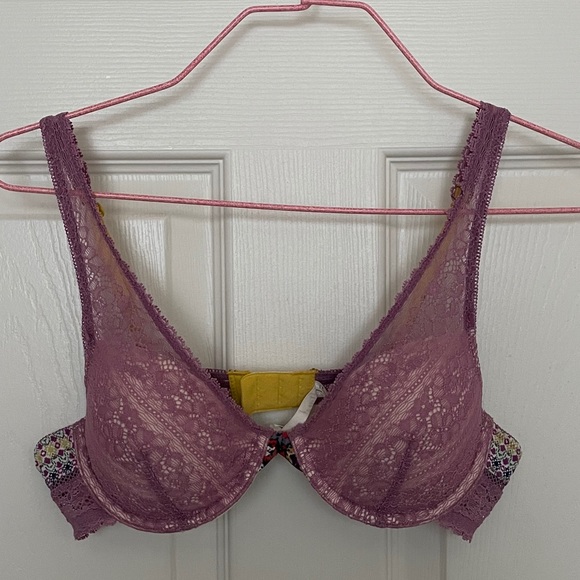 *NWOT Anthropologie Purple Lace Bra Size: 34B
